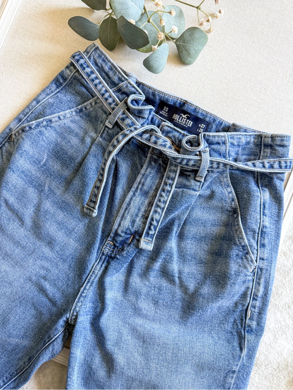 Hollister Ultra High Rise Mom Jean Size 27